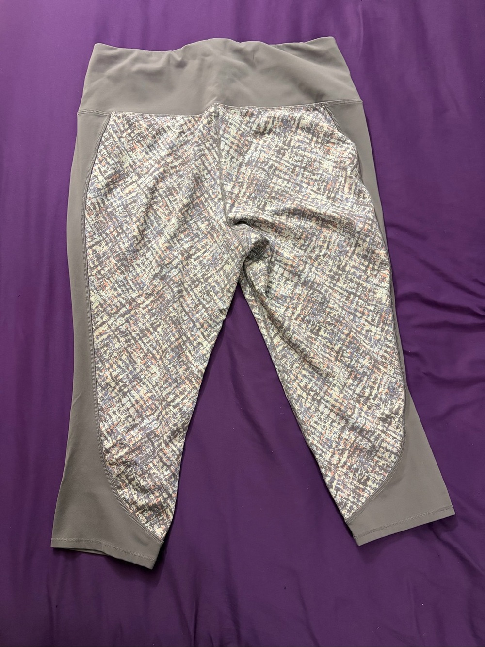 High-Waist Purple Capri Leggings with Multicolor Tweed Panels - Picture 4 of 5